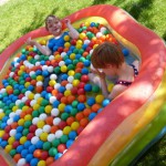 Magnus und Emily im Pool